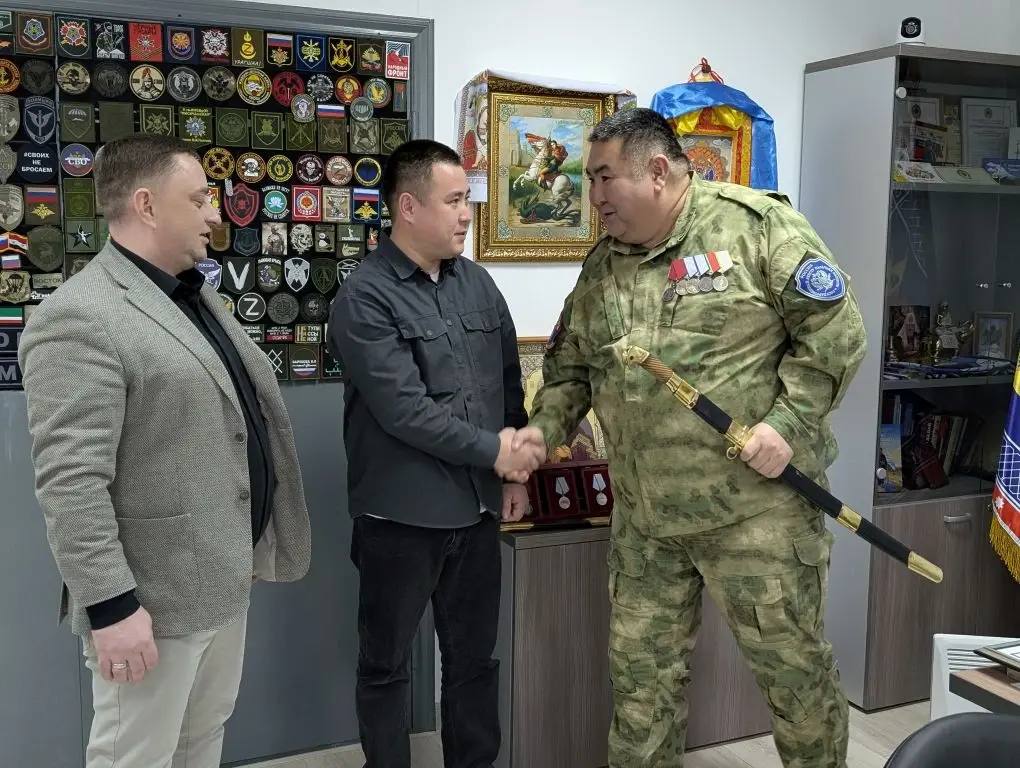 В преддверии Дня защитника Отечества заслуженную награду получил житель Элисты, который с первых дней #СВО регулярно организует и доставляет гуманитарную помощь нашим войскам В преддверии Дня защитника Отечества заслуженную награду получил житель Элисты, который с первых дней #СВО регулярно организует и доставляет гуманитарную помощь нашим войскам