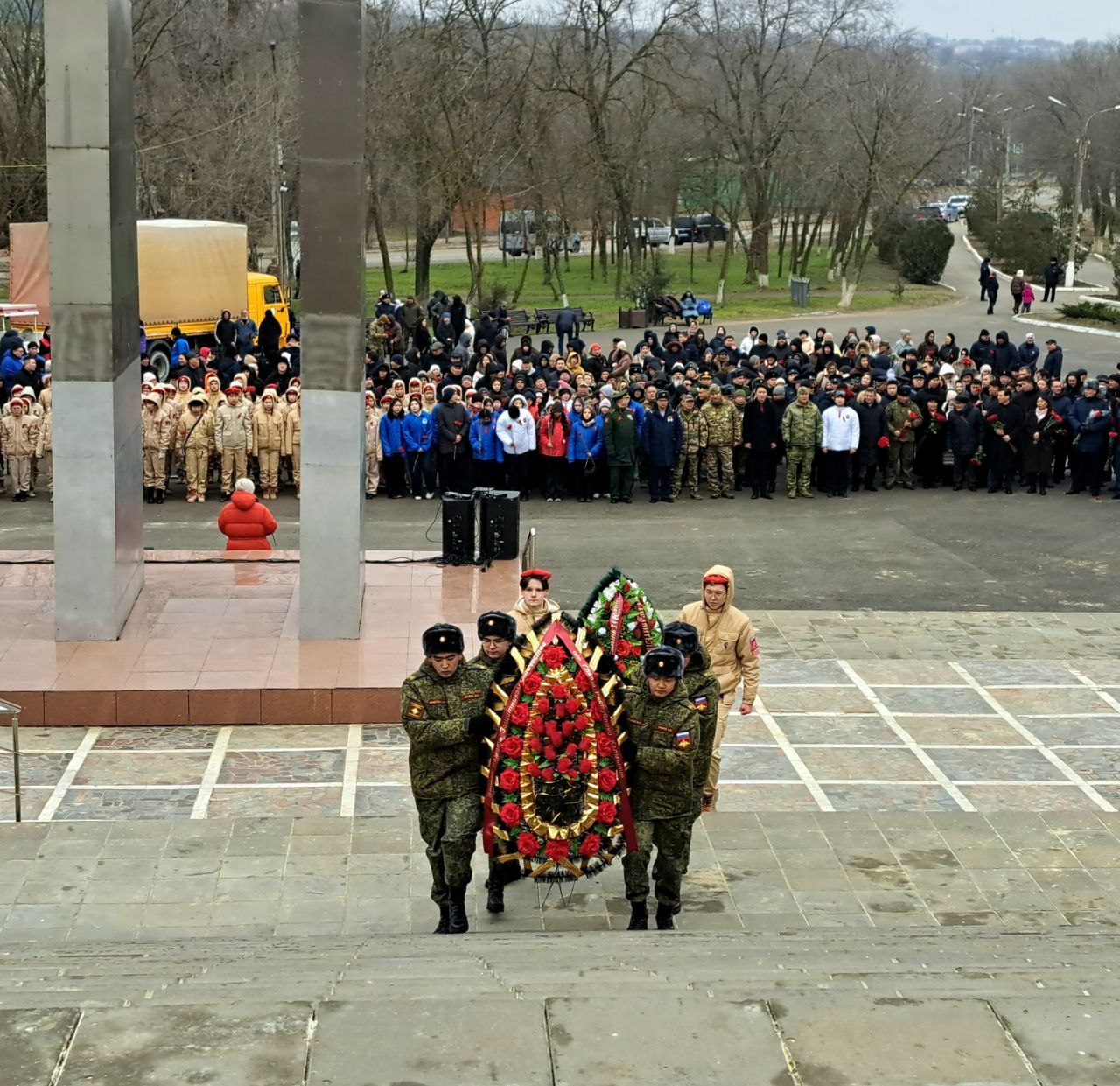Дань уважения героям. В День защитника Отечества спикер регионального парламента Артем Михайлов принял участие в торжественной церемонии возложения цветов к Вечному огню в г. Элисте Дань уважения героям. В День защитника Отечества спикер регионального парламента Артем Михайлов принял участие в торжественной церемонии возложения цветов к Вечному огню в г. Элисте