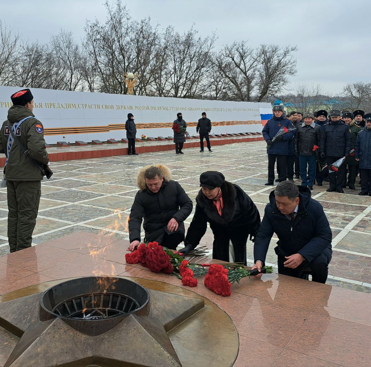 Дань уважения героям. В День защитника Отечества спикер регионального парламента Артем Михайлов принял участие в торжественной церемонии возложения цветов к Вечному огню в г. Элисте Дань уважения героям. В День защитника Отечества спикер регионального парламента Артем Михайлов принял участие в торжественной церемонии возложения цветов к Вечному огню в г. Элисте