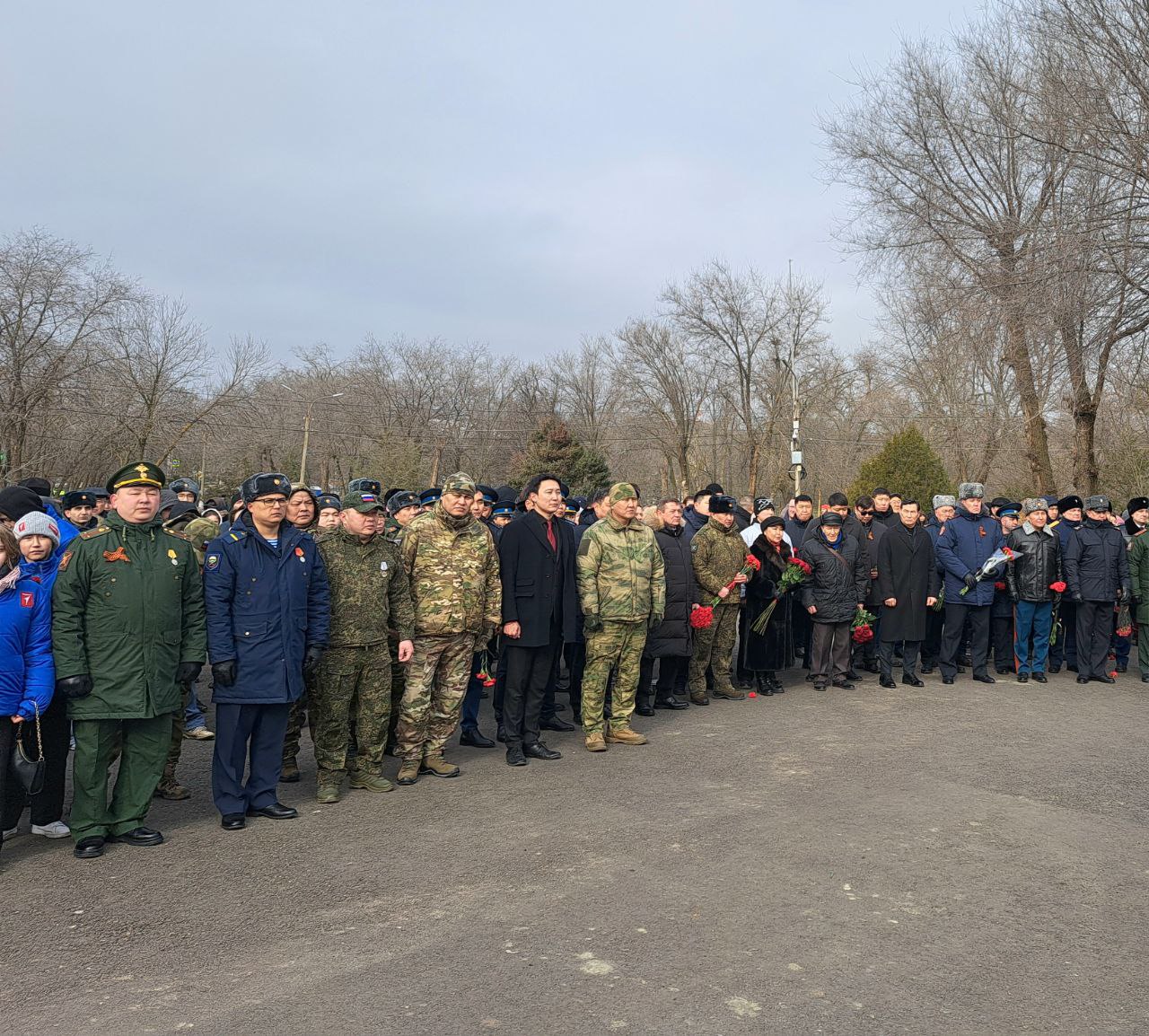 Дань уважения героям. В День защитника Отечества спикер регионального парламента Артем Михайлов принял участие в торжественной церемонии возложения цветов к Вечному огню в г. Элисте Дань уважения героям. В День защитника Отечества спикер регионального парламента Артем Михайлов принял участие в торжественной церемонии возложения цветов к Вечному огню в г. Элисте