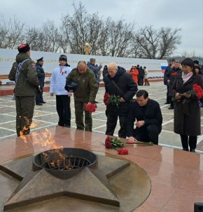 Дань уважения героям. В День защитника Отечества спикер регионального парламента Артем Михайлов принял участие в торжественной церемонии возложения цветов к Вечному огню в г. Элисте
