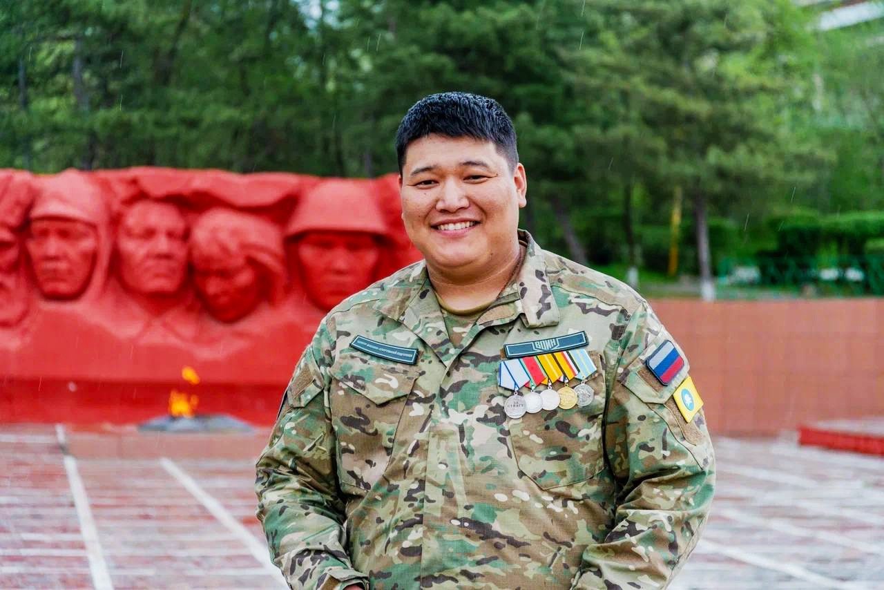 В День защитника Отечества — история о Николае СанджиГоряевиче Чумудове: ветеране боевых действий, участнике СВО и сирийских операций