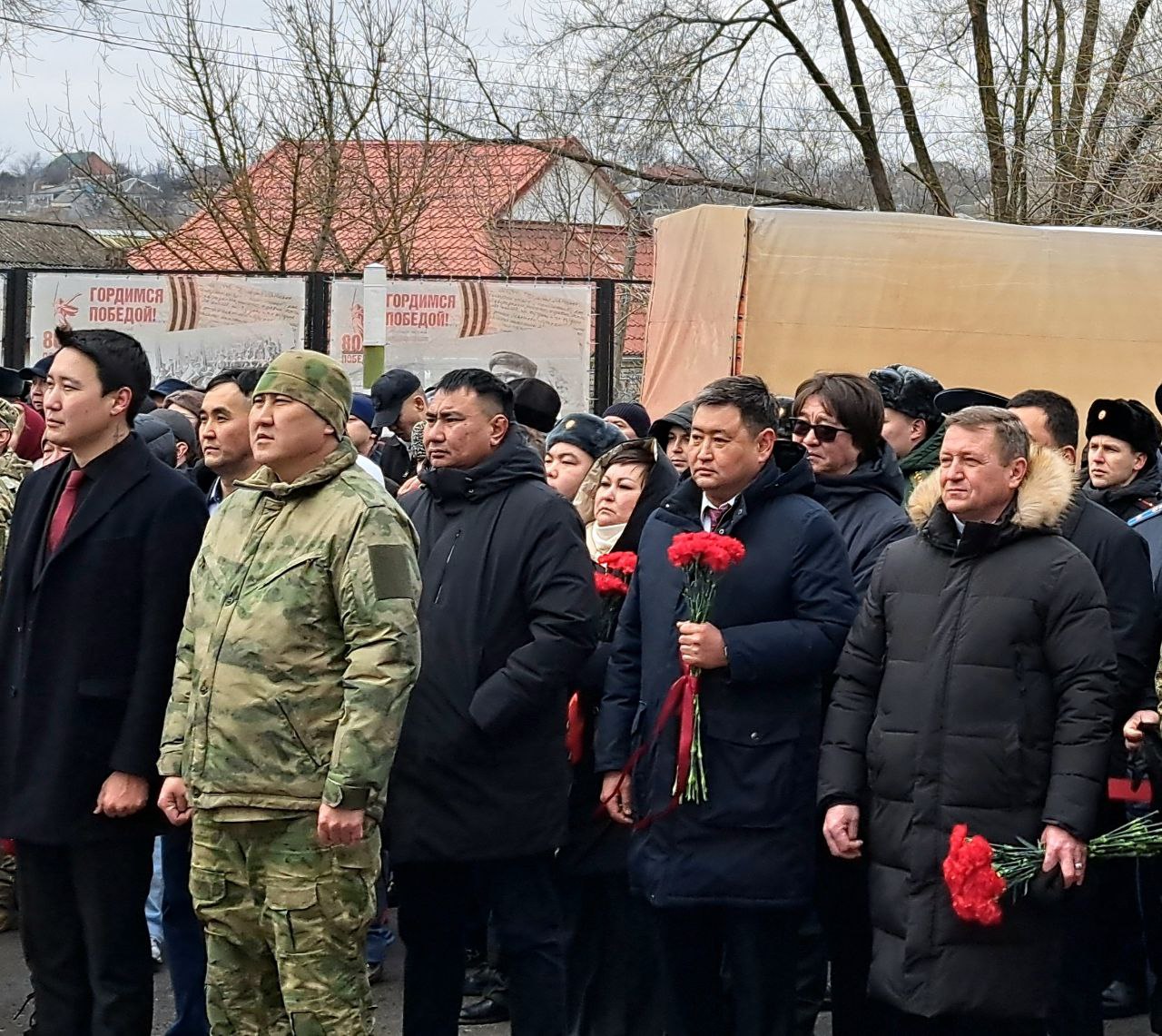 Дань уважения героям. В День защитника Отечества спикер регионального парламента Артем Михайлов принял участие в торжественной церемонии возложения цветов к Вечному огню в г. Элисте Дань уважения героям. В День защитника Отечества спикер регионального парламента Артем Михайлов принял участие в торжественной церемонии возложения цветов к Вечному огню в г. Элисте