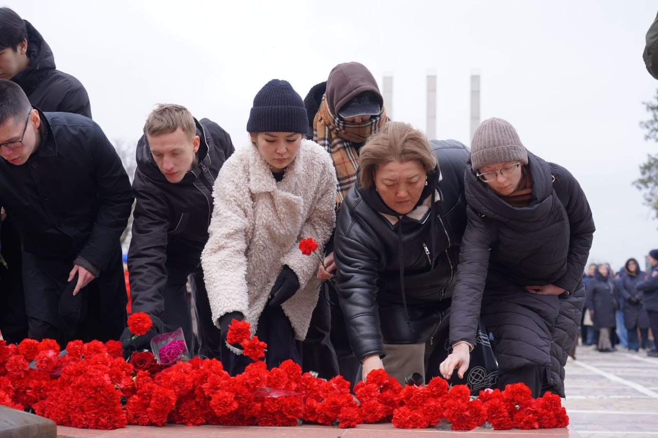 Сегодня на Мемориальном комплексе героев Гражданской и Великой Отечественной войн состоялось торжественное возложение цветов, приуроченное ко Дню защитника Отечества Сегодня на Мемориальном комплексе героев Гражданской и Великой Отечественной войн состоялось торжественное возложение цветов, приуроченное ко Дню защитника Отечества