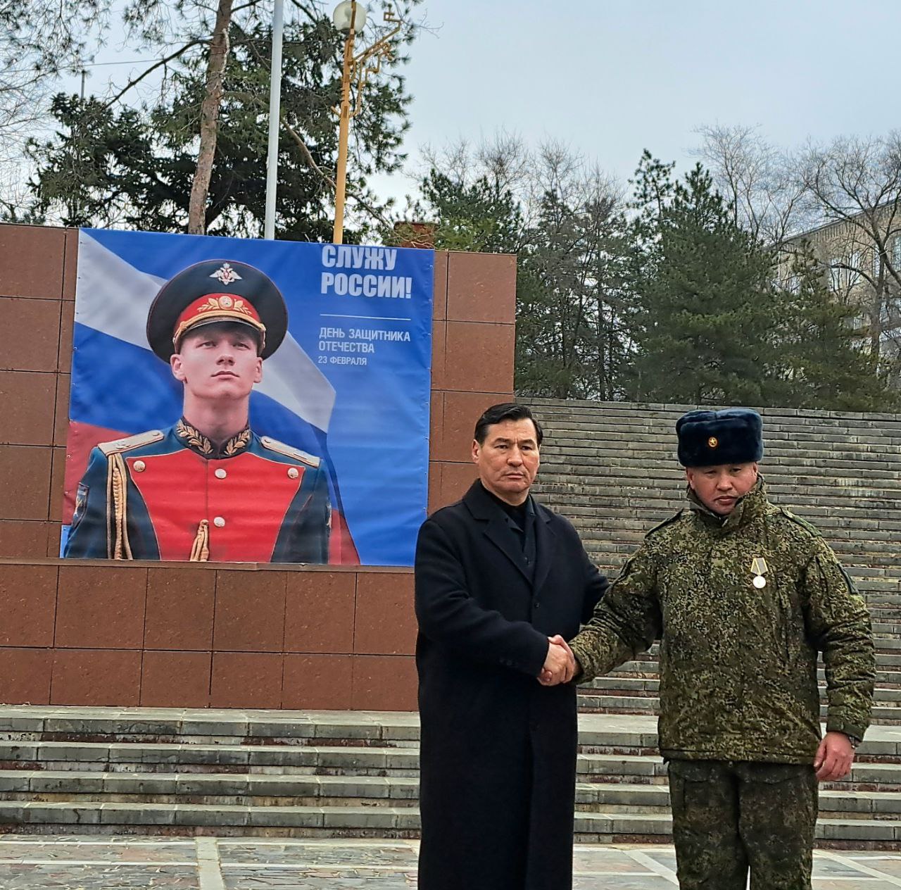 Дань уважения героям. В День защитника Отечества спикер регионального парламента Артем Михайлов принял участие в торжественной церемонии возложения цветов к Вечному огню в г. Элисте Дань уважения героям. В День защитника Отечества спикер регионального парламента Артем Михайлов принял участие в торжественной церемонии возложения цветов к Вечному огню в г. Элисте