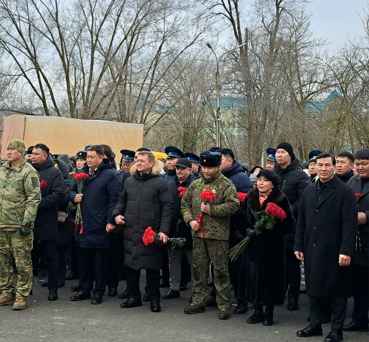 Дань уважения героям. В День защитника Отечества спикер регионального парламента Артем Михайлов принял участие в торжественной церемонии возложения цветов к Вечному огню в г. Элисте Дань уважения героям. В День защитника Отечества спикер регионального парламента Артем Михайлов принял участие в торжественной церемонии возложения цветов к Вечному огню в г. Элисте