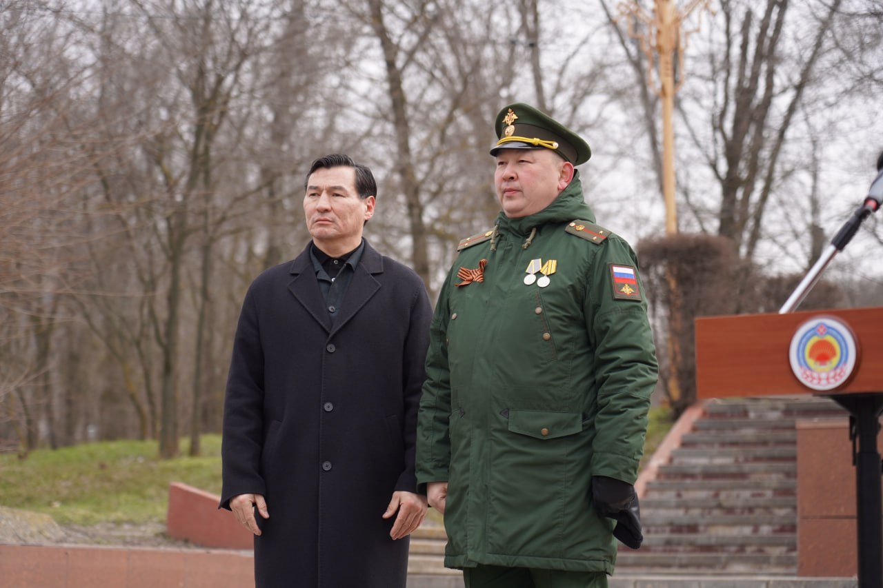 Сегодня на Мемориальном комплексе героев Гражданской и Великой Отечественной войн состоялось торжественное возложение цветов, приуроченное ко Дню защитника Отечества Сегодня на Мемориальном комплексе героев Гражданской и Великой Отечественной войн состоялось торжественное возложение цветов, приуроченное ко Дню защитника Отечества