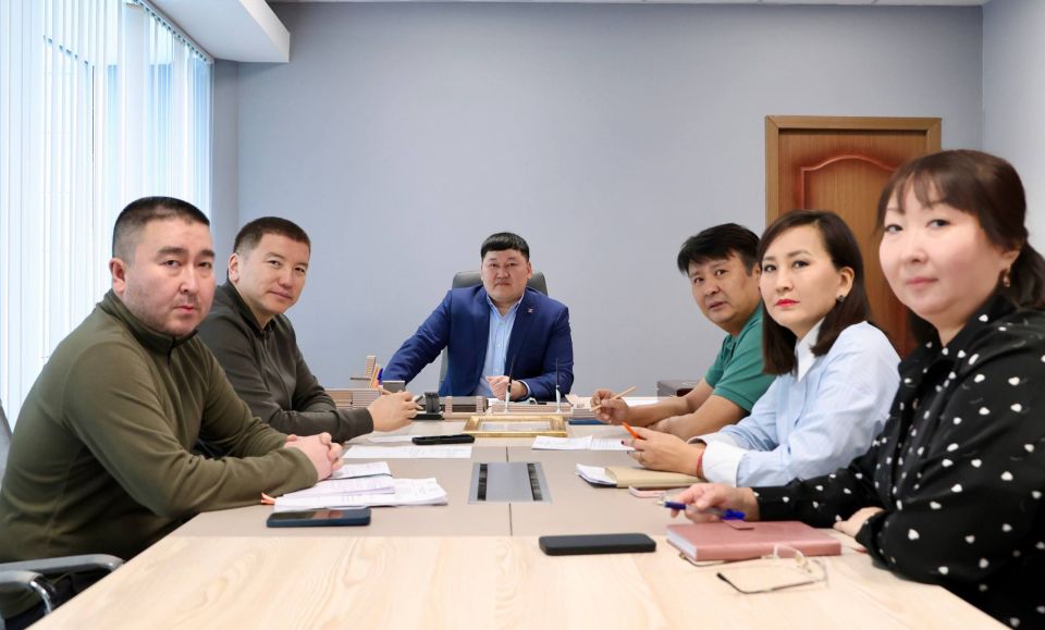 Сегодня состоялась рабочая встреча министра физической культуры и спорта Республики Калмыкия Константина Батырова с руководством Федерации баскетбола республики, президентом Бембей Сергеевичем Чужаевым и вице-президентом...