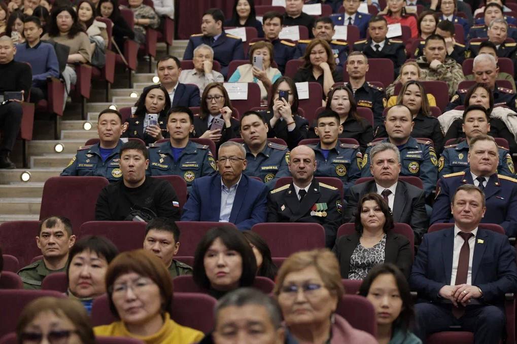 Председатель Народного Хурала Калмыкии Артем Михайлов и депутаты посетили праздничный концерт «Место силы» Председатель Народного Хурала Калмыкии Артем Михайлов и депутаты посетили праздничный концерт «Место силы»