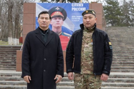 Глава республики Бату Хасиков вручил медаль «За храбрость» II степени ветерану СВО и участнику проекта «Герои 08» Виктору Сергеевичу Убушаеву