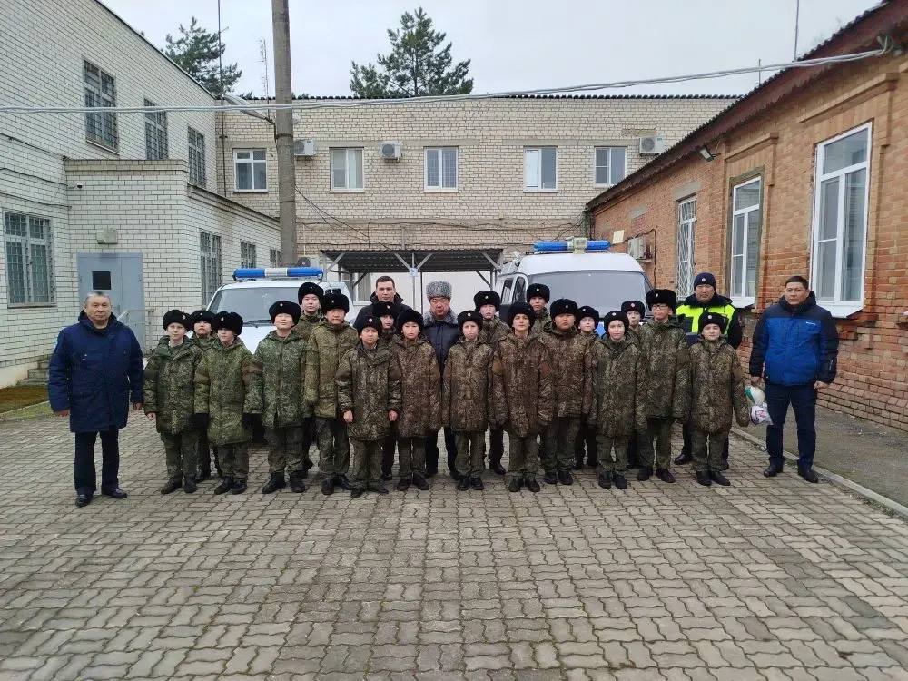 Ученики 6 класса Кадетского казачьего корпуса им О.И. Городовикова, в рамках «Недели мужества», посетили МО МВД России «Городовиковский»