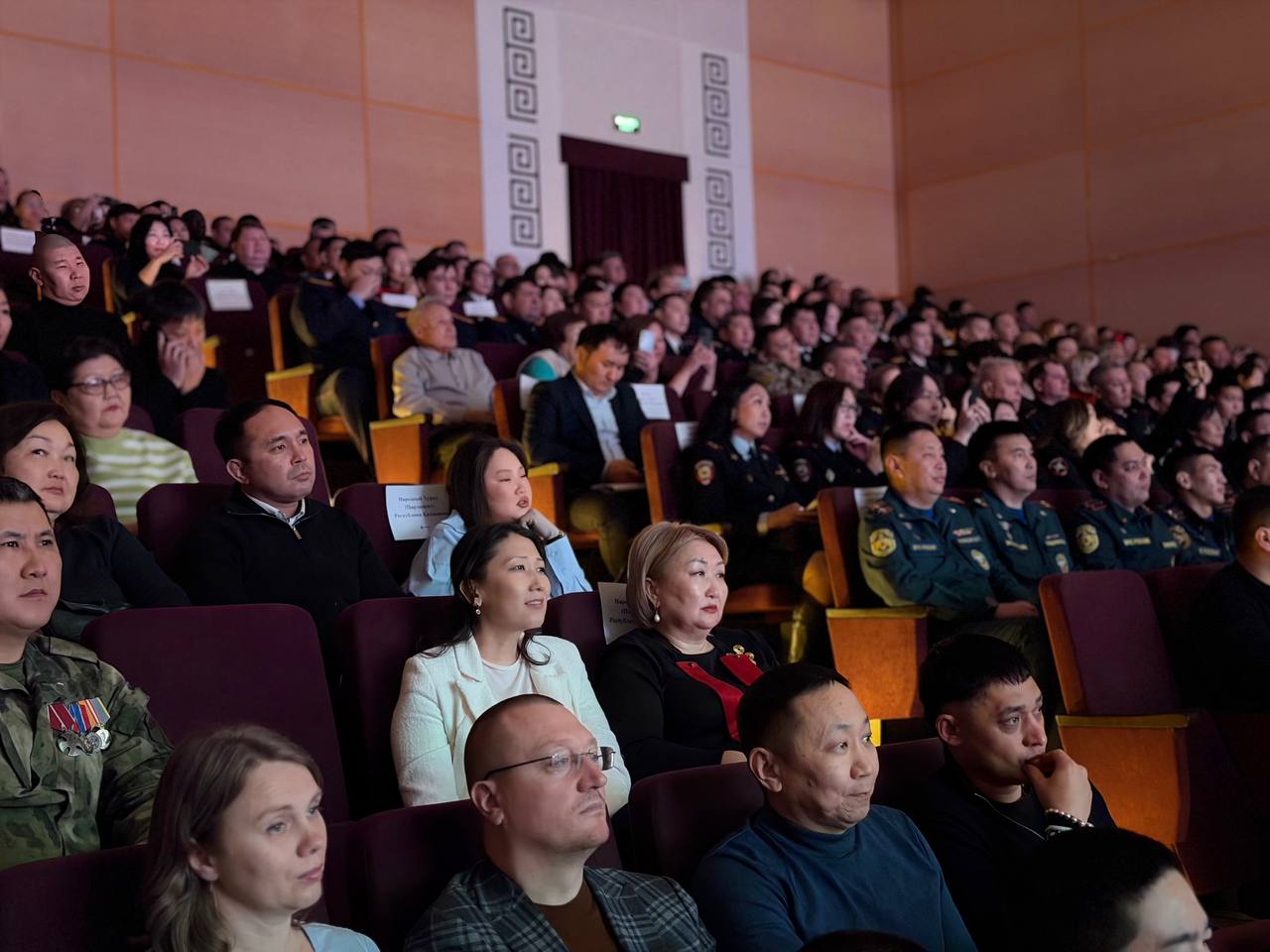 Председатель Народного Хурала Калмыкии Артем Михайлов и депутаты посетили праздничный концерт «Место силы» Председатель Народного Хурала Калмыкии Артем Михайлов и депутаты посетили праздничный концерт «Место силы»