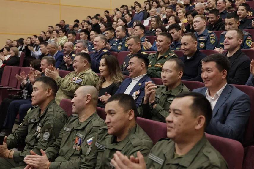 Председатель Народного Хурала Калмыкии Артем Михайлов и депутаты посетили праздничный концерт «Место силы» Председатель Народного Хурала Калмыкии Артем Михайлов и депутаты посетили праздничный концерт «Место силы»