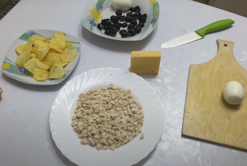 Салат Подсолнух: вкусное вдохновение с чипсами