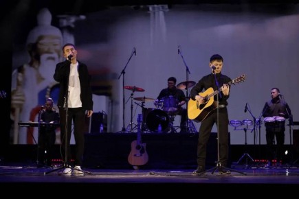 Председатель Народного Хурала Калмыкии Артем Михайлов и депутаты посетили праздничный концерт «Место силы»