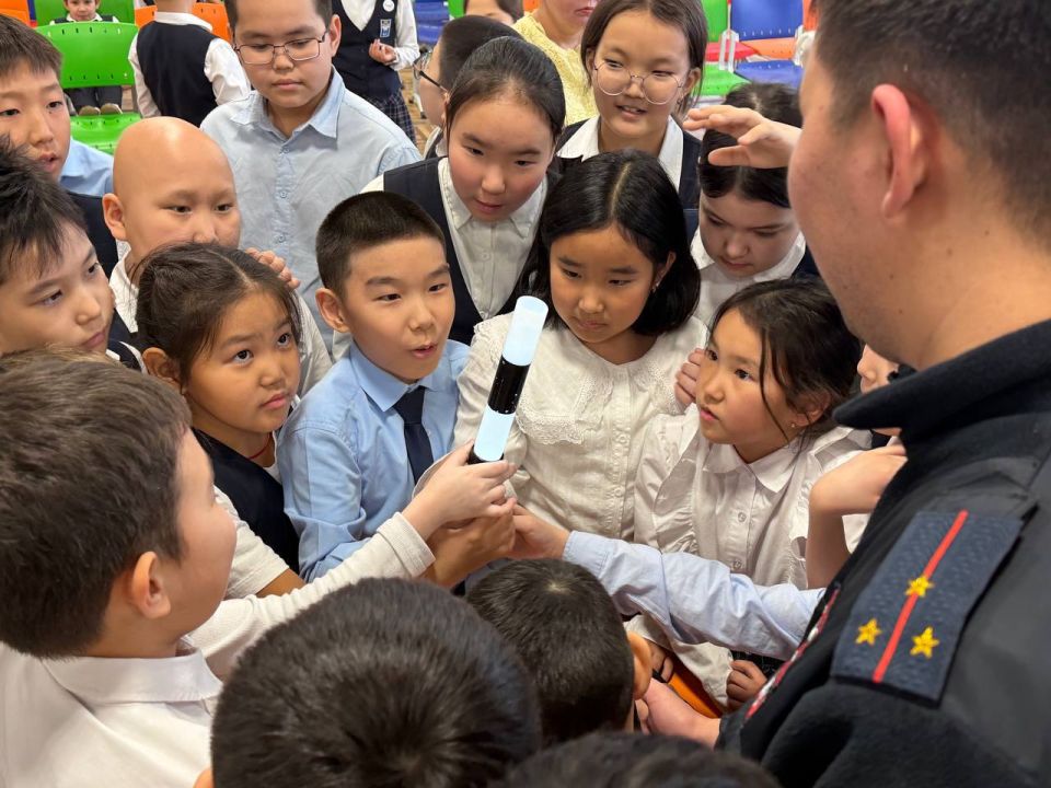 Сотрудники Госавтоинспекции Управления МВД России по г.Элисте провели профилактическое мероприятие для учащихся 1-4 классов «Элистинской классической гимназии»