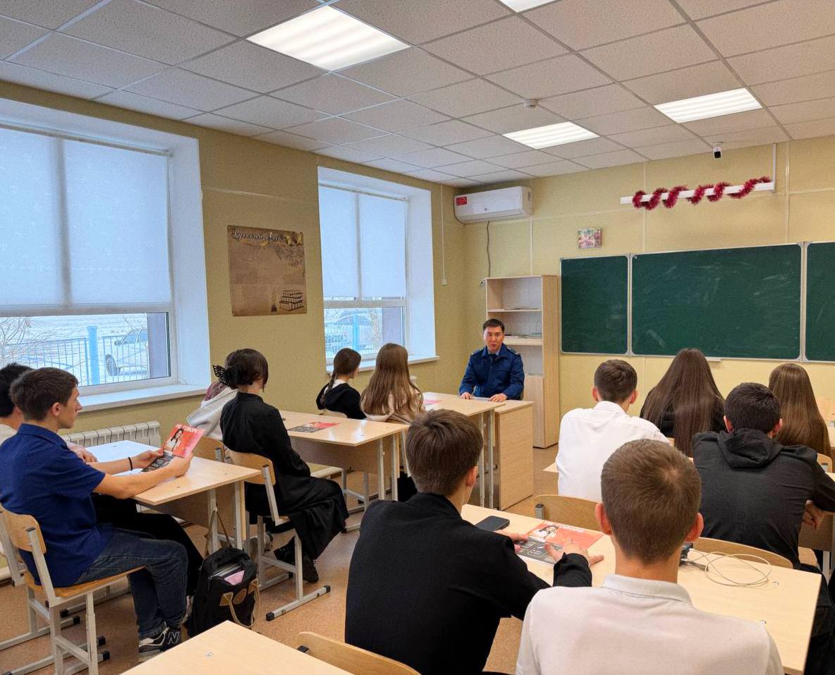 Прокурор Малодербетовского района провел разъяснительную работу с школьниками по вопросам профилактики правонарушений