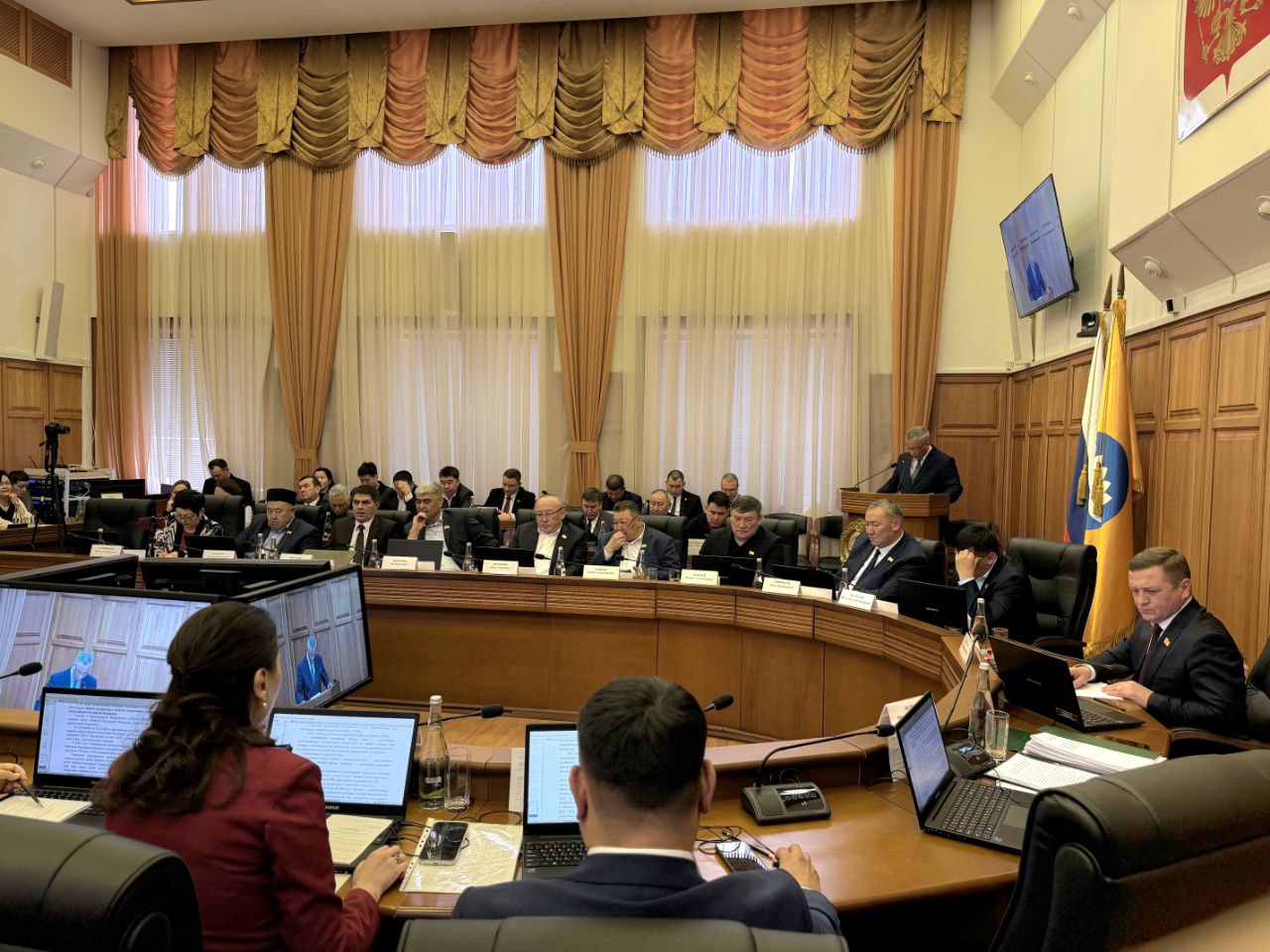 В рамках первого вопроса повестки депутаты Народного Хурала заслушали доклад руководителя Управления Министерства юстиции России по РК Канибека Ураимова о деятельности ведомства в сфере обеспечения единства правового... В рамках первого вопроса повестки депутаты Народного Хурала заслушали доклад руководителя Управления Министерства юстиции России по РК Канибека Ураимова о деятельности ведомства в сфере обеспечения единства правового...