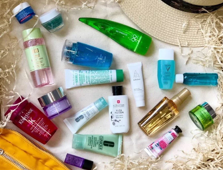 Почему женщинам после 50 стоит обратить внимание на мини-косметику?