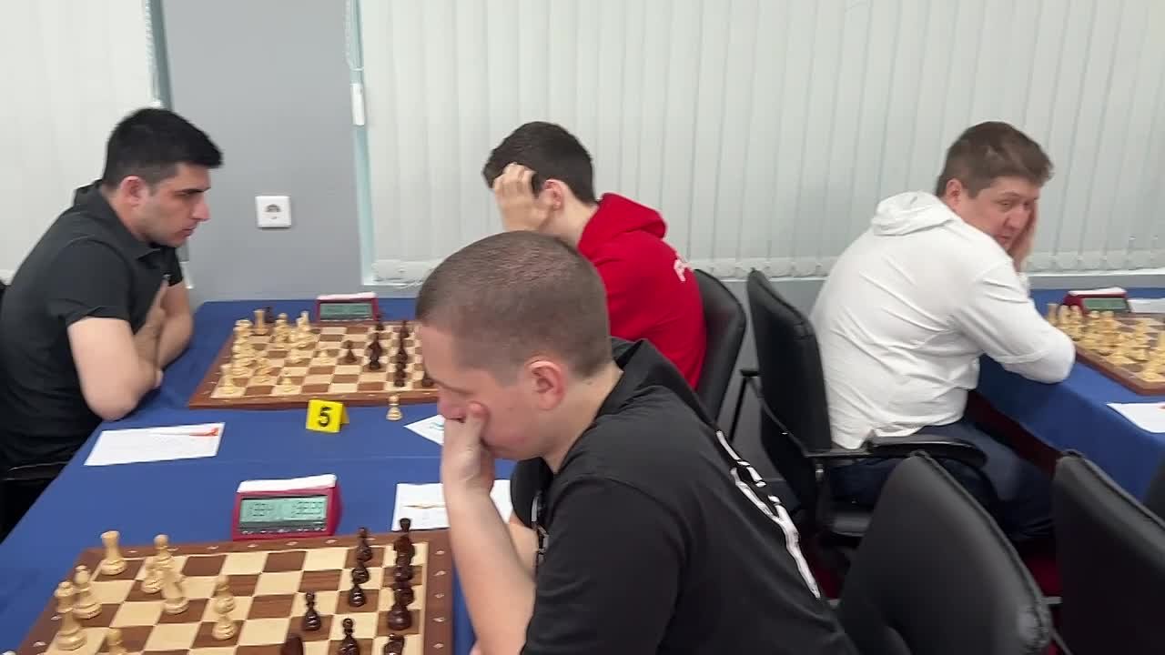 Конференц-зал «Ойрат-Арены» наполнился напряжением, шахматисты приступили к игре