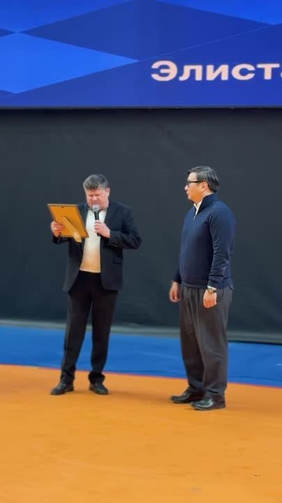 Президент шахматной Федерации ЮФО Николай Ширшиков наградил благодарностью за вклад в развитие шахмат и в шахматное образование президента калмыцкой федерации шахмат Алексея Этеева