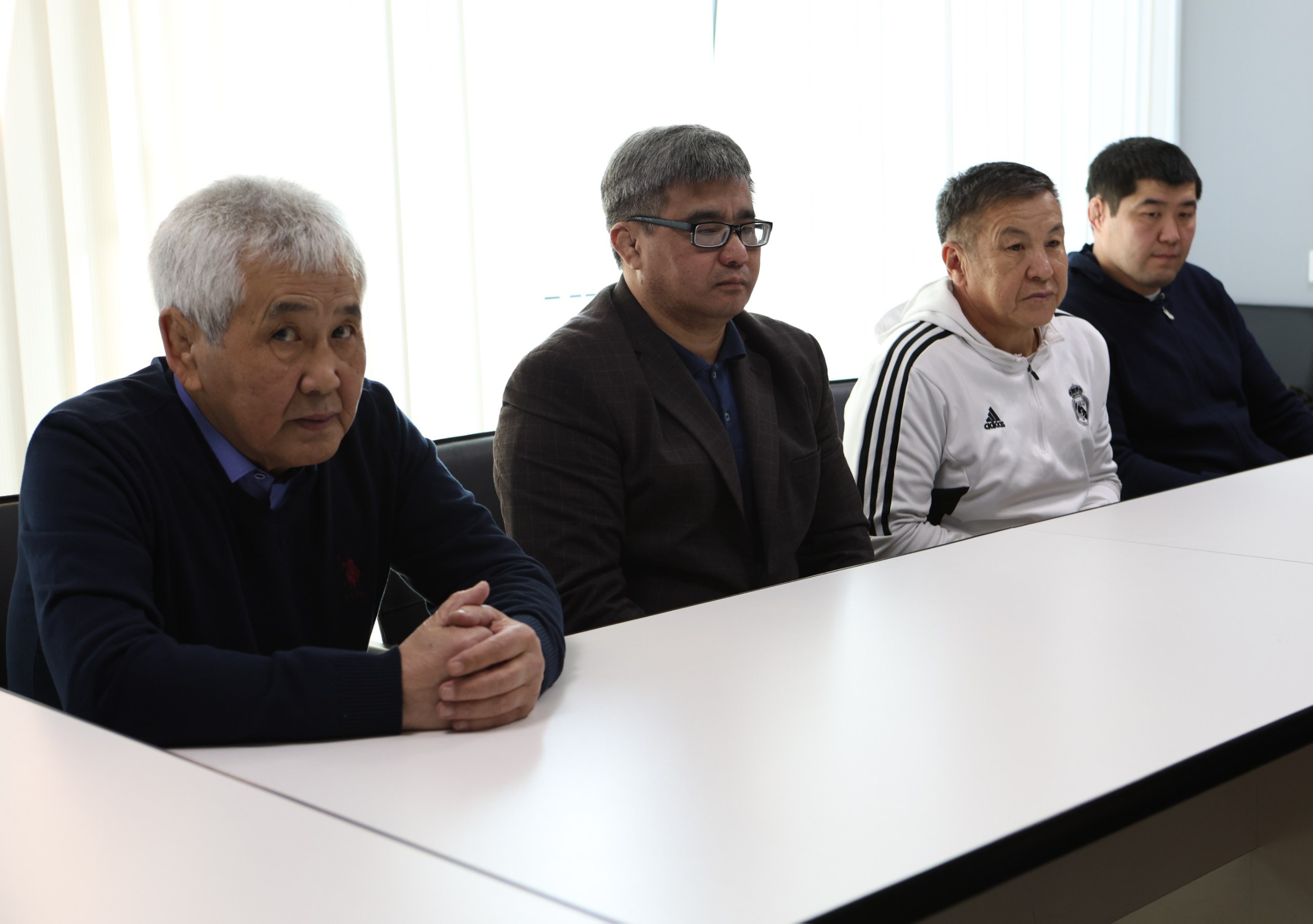 Министр физической культуры и спорта Республики Калмыкия Константин Батыров встретился с победителем Первенства России до 21 года Мингияном Горяевым Министр физической культуры и спорта Республики Калмыкия Константин Батыров встретился с победителем Первенства России до 21 года Мингияном Горяевым