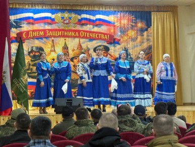 По завершении официальной части бойцы с удовольствием общались с артистами и делегацией