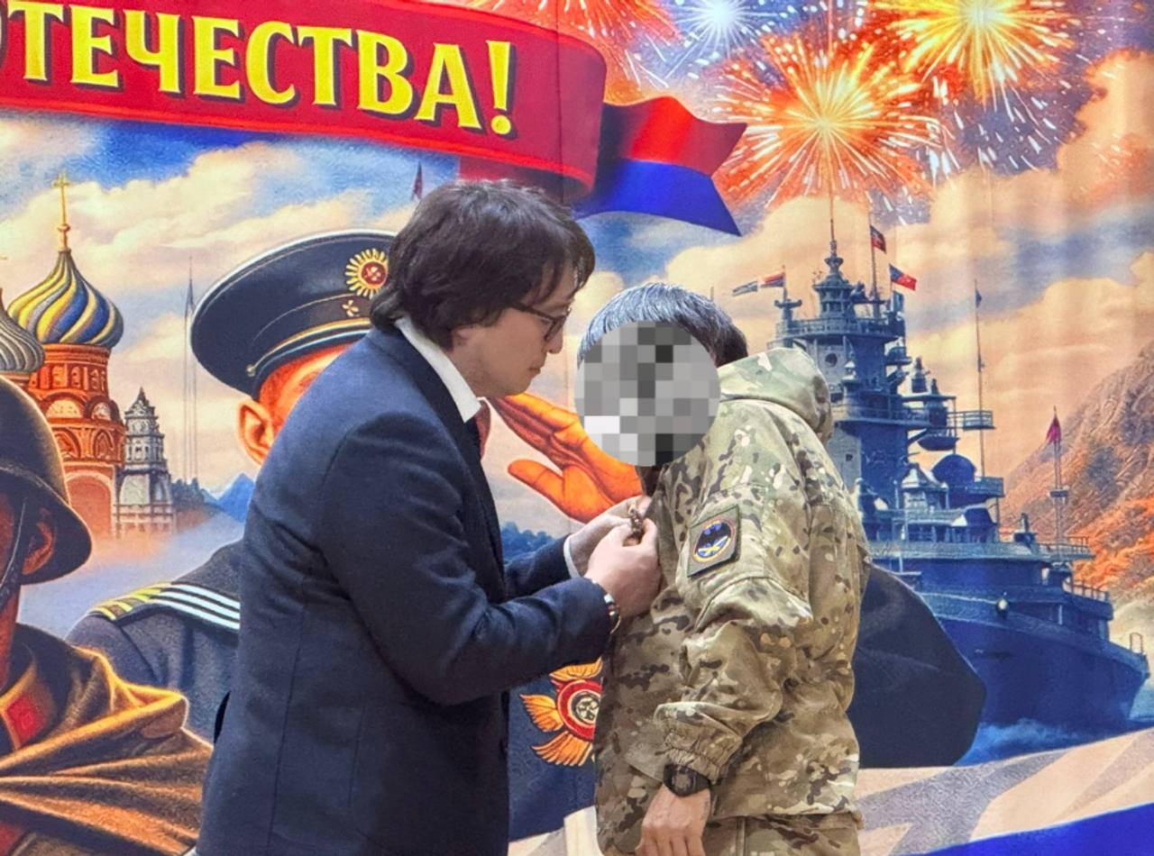 Ключевым моментом встречи стало награждение отличившихся военнослужащих Ключевым моментом встречи стало награждение отличившихся военнослужащих