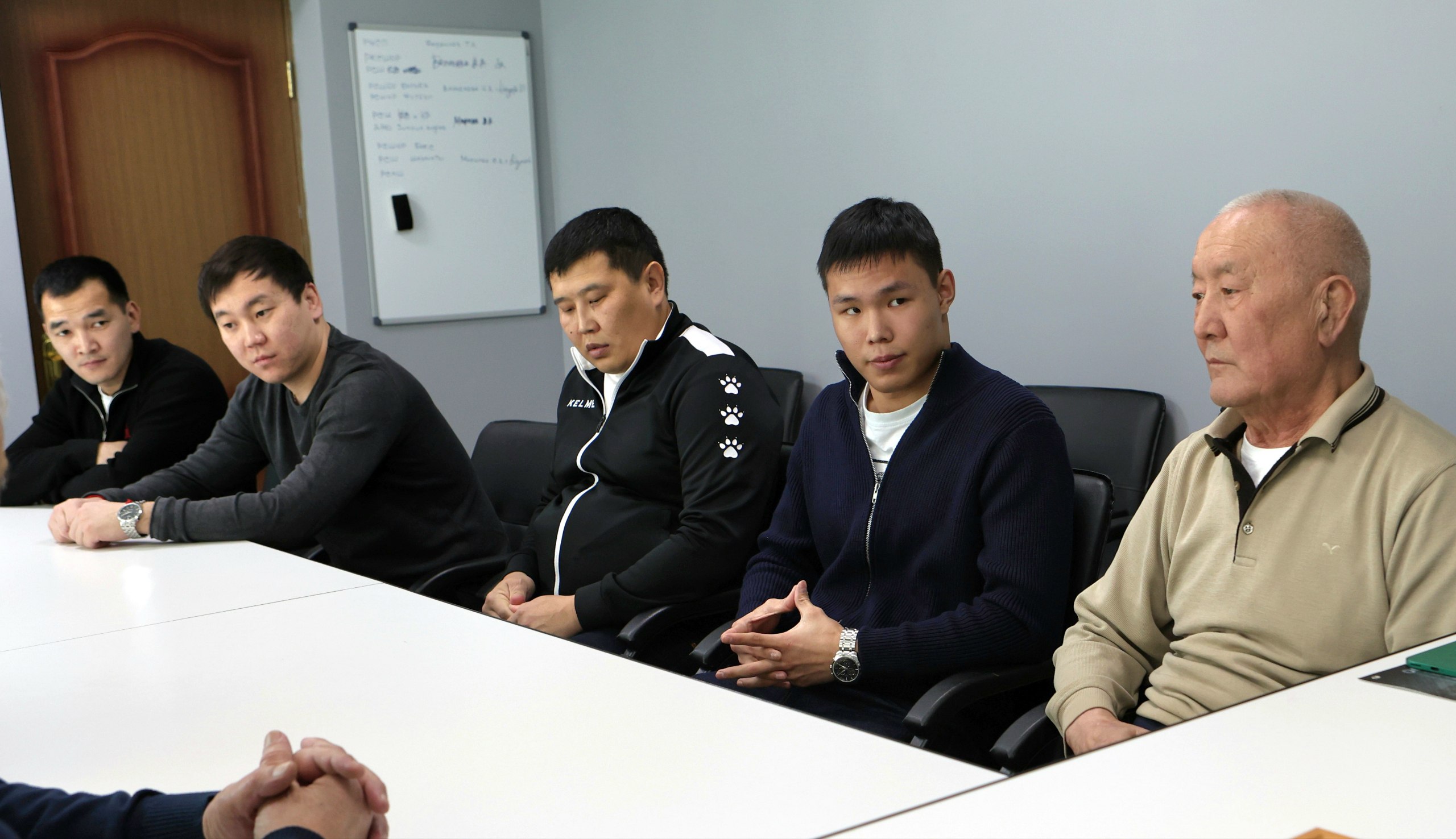 Министр физической культуры и спорта Республики Калмыкия Константин Батыров встретился с победителем Первенства России до 21 года Мингияном Горяевым Министр физической культуры и спорта Республики Калмыкия Константин Батыров встретился с победителем Первенства России до 21 года Мингияном Горяевым