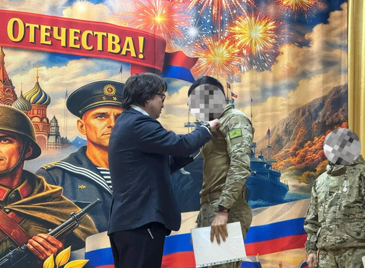 Ключевым моментом встречи стало награждение отличившихся военнослужащих Ключевым моментом встречи стало награждение отличившихся военнослужащих