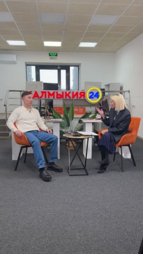 Эфир совсем недавно начался, а наш гость Баатар Басхамджиев уже обещает объявить эксклюзивную новость в прямом эфире