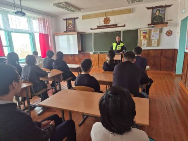 Сотрудники Госавтоинспекции Приютненского района проводят профилактические мероприятие для учащихся образовательных организаций