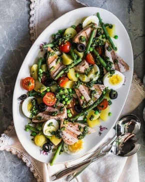 Летний салат с овощами и тунцом на гриле