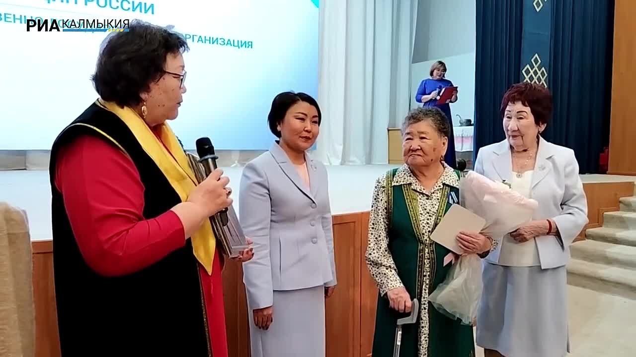 В рамках Республиканского слета женсоветов маме Героя России Нарана Очир-Горяева — Любови Кульменовой была торжественно вручена «Звезда родительской славы»