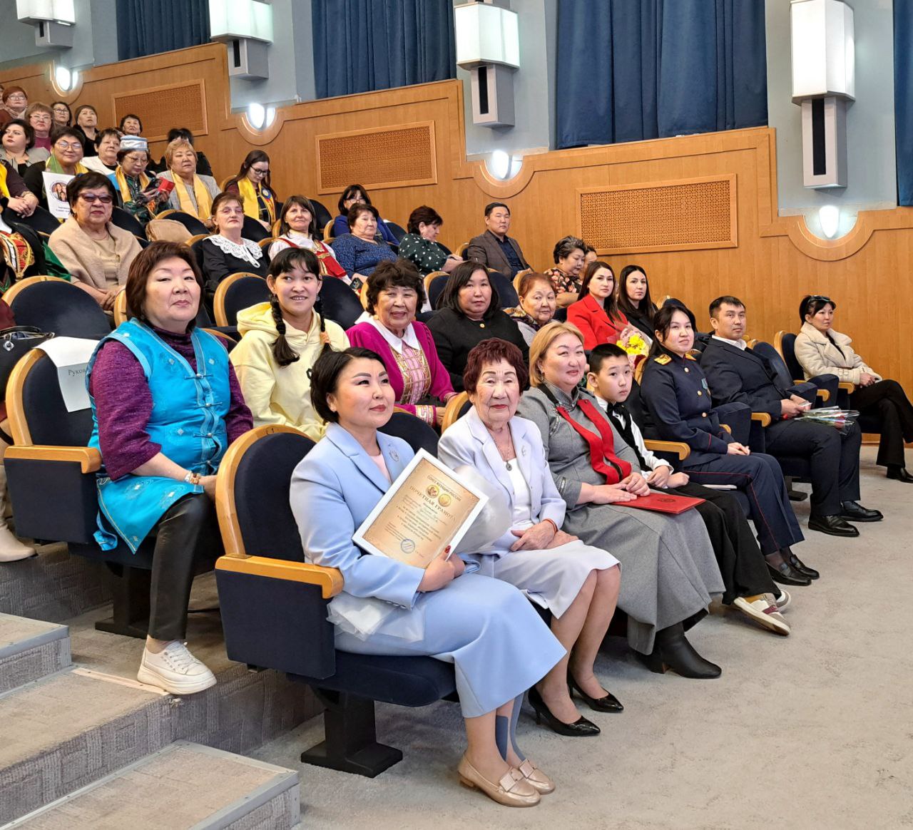 Татьяна Мацакова поздравила Союз женщин Калмыкии Татьяна Мацакова поздравила Союз женщин Калмыкии