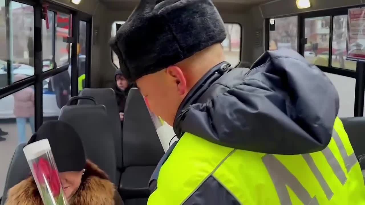 Весна на дороге: автоледи Элисты получили букеты от ГИБДД