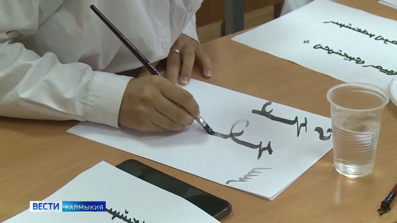 С сегодняшнего дня в Национальной библиотеке им. Амур-Санана стартуют курсы по «тодо бичг» и основам каллиграфии