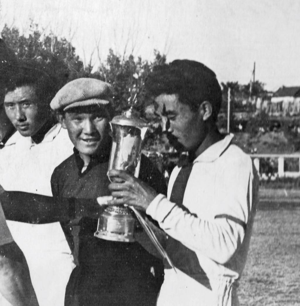 Статья Валерия Асархинова в газете Элистинская панорама «Долгая жизнь в футболе»