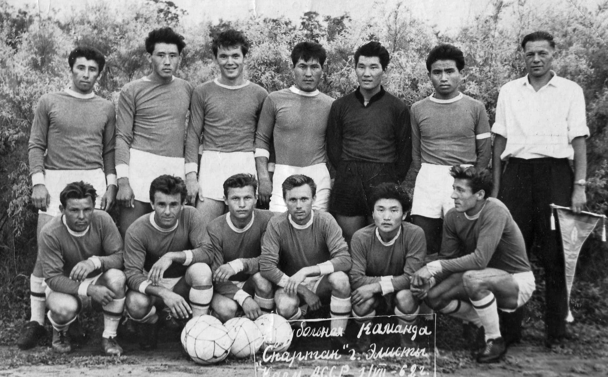 Статья Валерия Асархинова в газете Элистинская панорама «Долгая жизнь в футболе» Статья Валерия Асархинова в газете Элистинская панорама «Долгая жизнь в футболе»