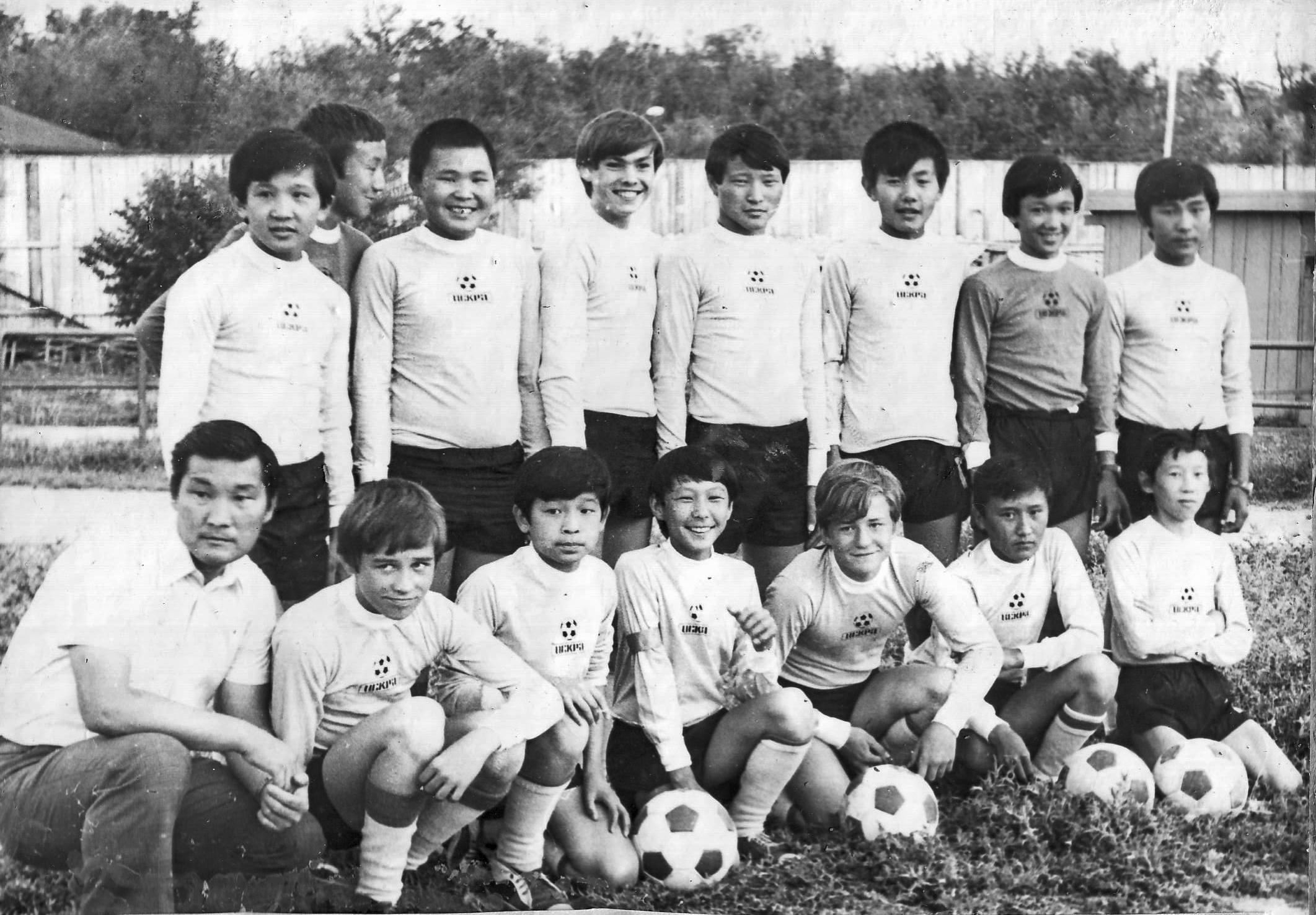 Статья Валерия Асархинова в газете Элистинская панорама «Долгая жизнь в футболе» Статья Валерия Асархинова в газете Элистинская панорама «Долгая жизнь в футболе»