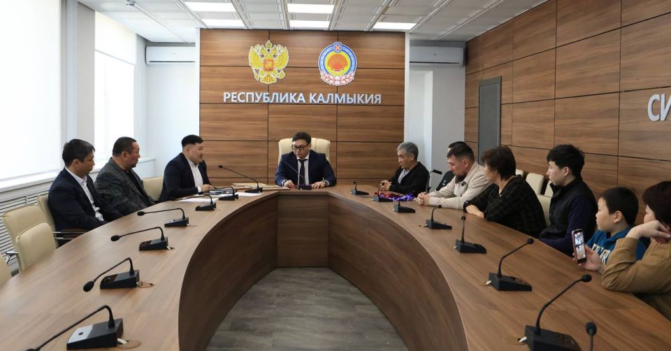 Сегодня в Правительстве Республики Калмыкия состоялась церемония чествования Евгения Тагиева и Кирсана Ярмошкаева, которые с триумфом вернулись с Чемпионата Европы по пауэрлифтингу среди лиц с поражением опорно-двигательного...