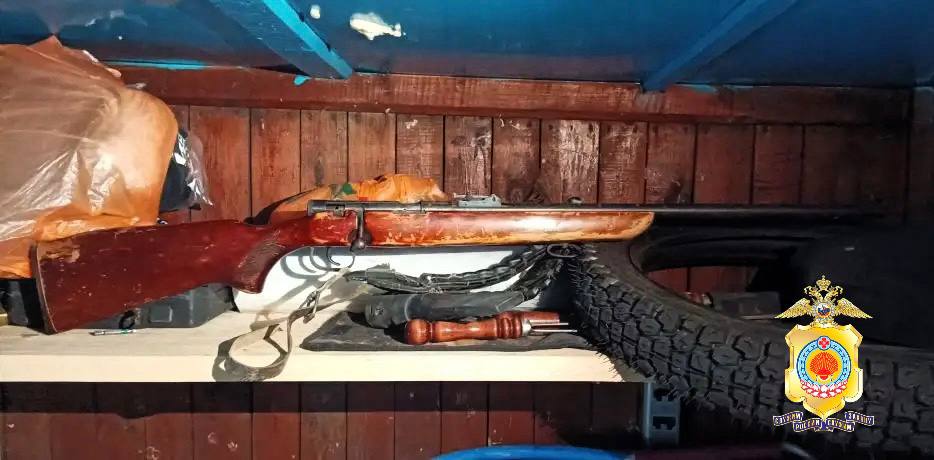 В Черноземельском районе полицейскими задержан мужчина, подозреваемый в незаконном хранении оружия