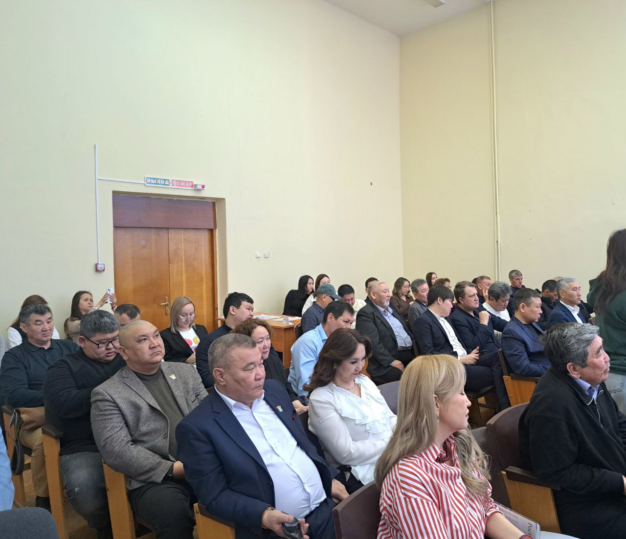 Очир Халгаев поздравил работников ЖКХ Очир Халгаев поздравил работников ЖКХ