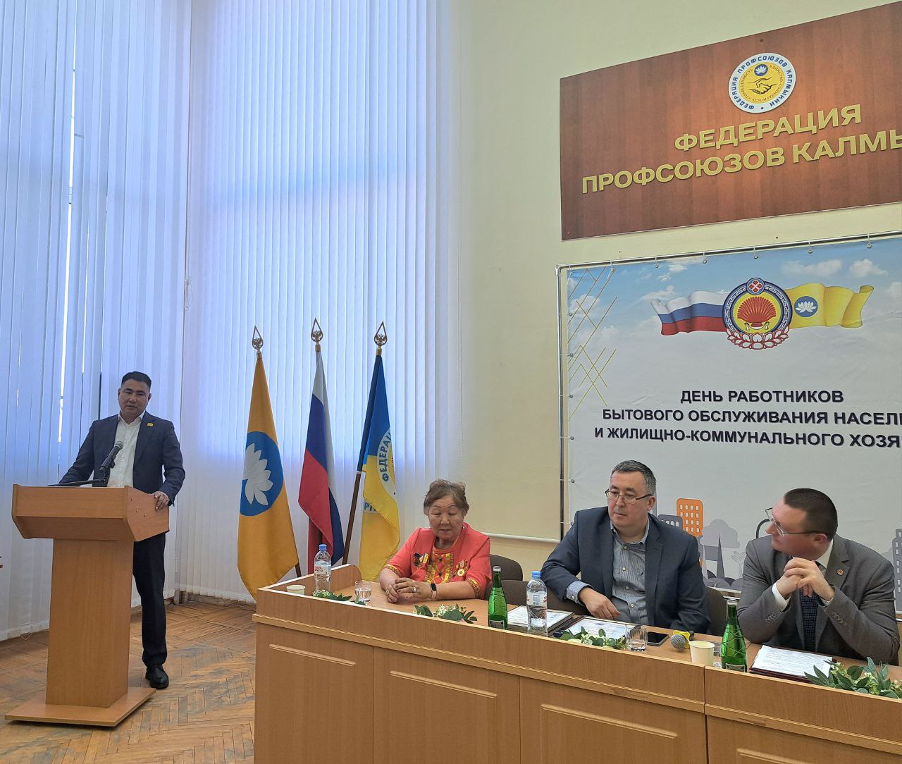 Очир Халгаев поздравил работников ЖКХ Очир Халгаев поздравил работников ЖКХ