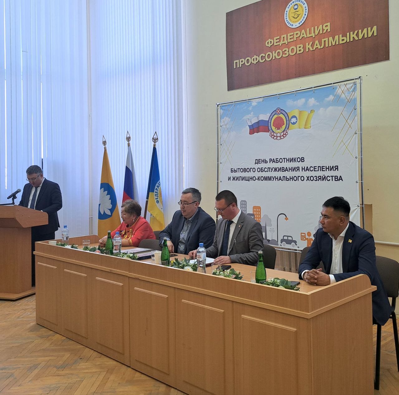 Очир Халгаев поздравил работников ЖКХ Очир Халгаев поздравил работников ЖКХ