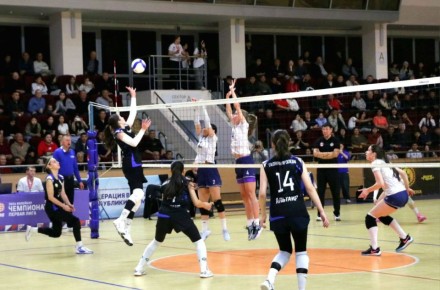 Яркие моменты игры. Наши красавицы-волейболистки