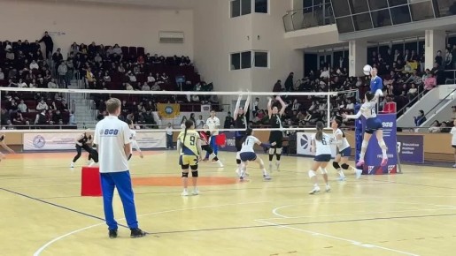 Напряженная игра. Пока преимущество у калмыцких волейболисток