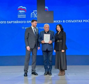 В канун Дня работников жилищно-коммунального хозяйства общественник и лидер общественного мнения Виктор Наранов удостоен Благодарности координатора федерального партийного проекта «Школа ЖКХ»