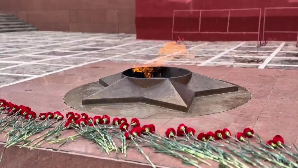 Сегодня перед торжественным открытием Первенства Южного федерального округа по боксу среди юношей и девушек 13–14 лет прошла церемония возложения цветов у Вечного огня