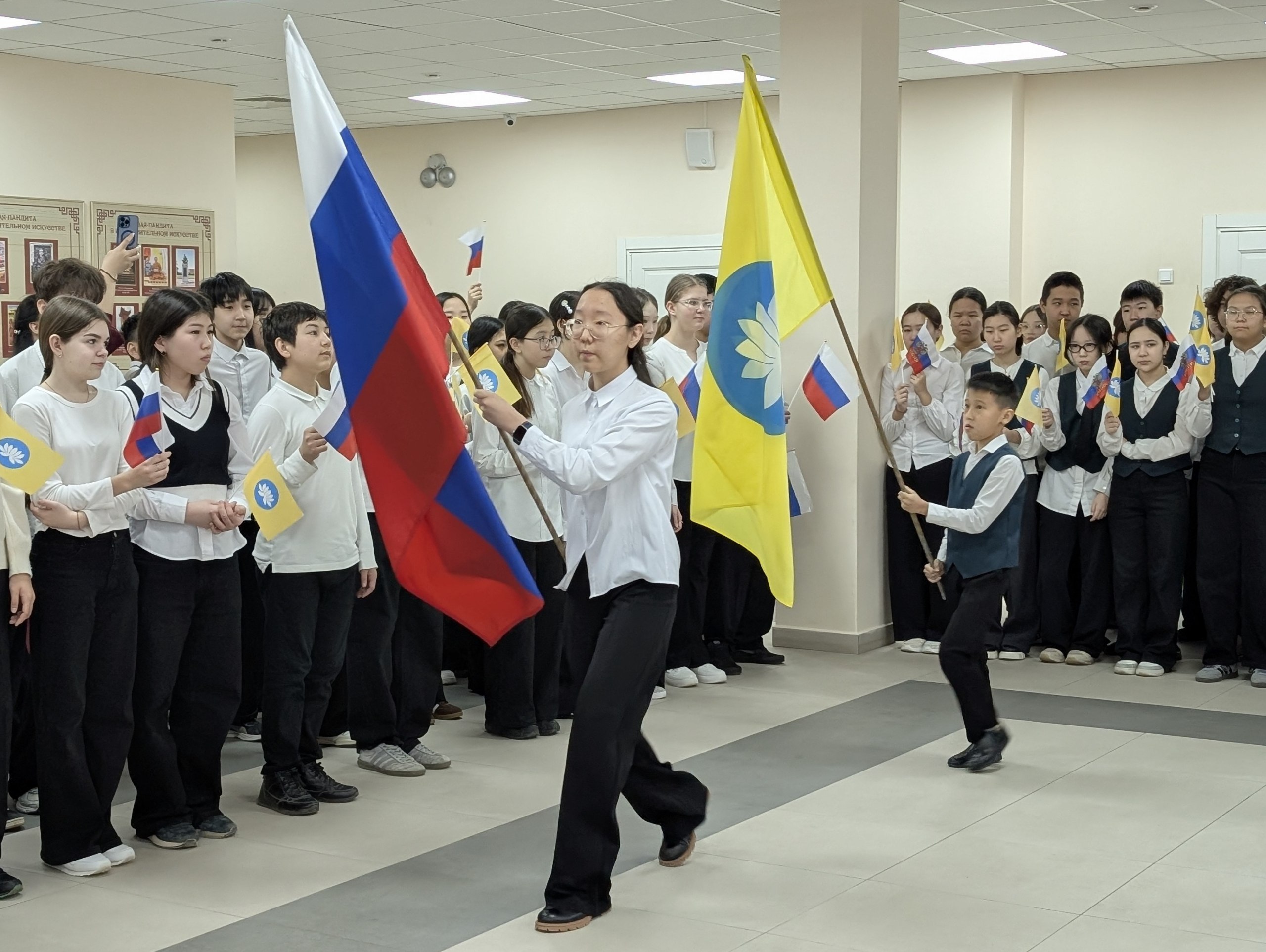 Максим Сорокин: В преддверии Дня воссоединения Крыма с Россией принял участие в торжественной линейке в Калмыцкой этнокультурной гимназии им. Зая-Пандиты Максим Сорокин: В преддверии Дня воссоединения Крыма с Россией принял участие в торжественной линейке в Калмыцкой этнокультурной гимназии им. Зая-Пандиты